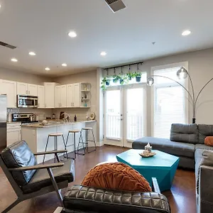 With Balcony Close To Broadway Apartment